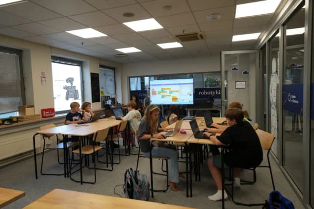 Jak działa szkoła w chmurze? Poznaj elastyczną edukację online Jak działa szkoła w chmurze? Poznaj elastyczną edukację online