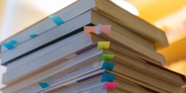 Gdzie oddać stare podręczniki szkolne? Znajdź najlepsze miejsca i porady Gdzie oddać stare podręczniki szkolne? Znajdź najlepsze miejsca i porady