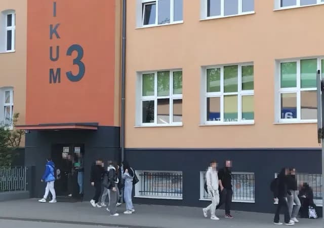 Czy pełnoletni uczeń może zastrzec aby oceny przed rodzicami? Czy pełnoletni uczeń może zastrzec aby oceny przed rodzicami?